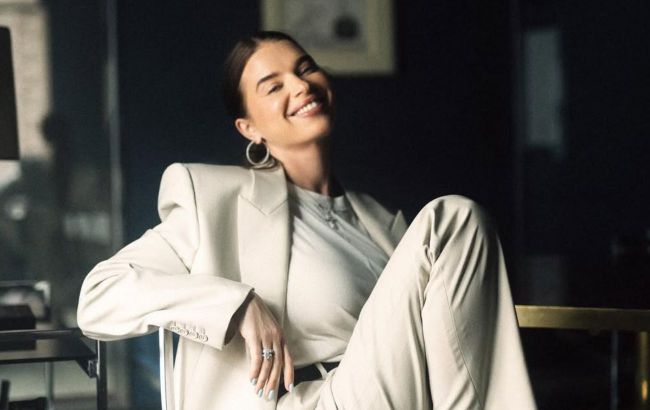 Chic and timeless: Usyk's wife nails summer style in beige suit and tee