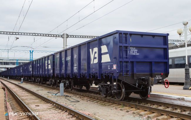 Russia attacks railway in Donetsk region, train driver injured