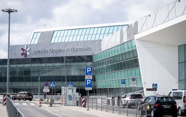 Emergency evacuation at Warsaw airport: Bomb disposal experts inspect baggage