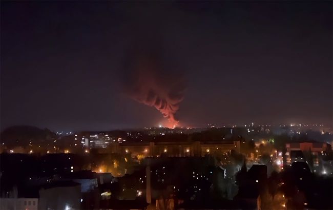 Russians claim attack on Donetsk - Fuel tanks on fire