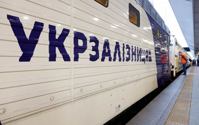 Russian strike hits Ukraine railway in west: Aftermath revealed