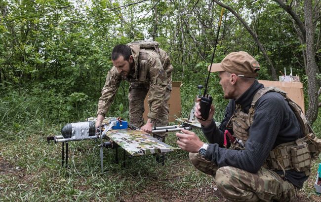 Ukrainian troops carry out assault using drones and ground robot: Footage