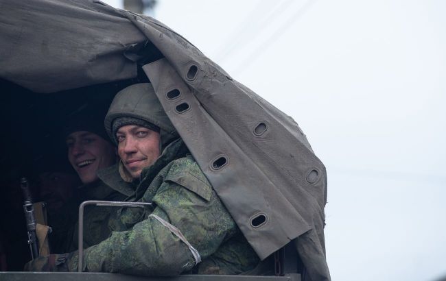 Two Ukrainian paratroopers capture 14 Russian troops at once