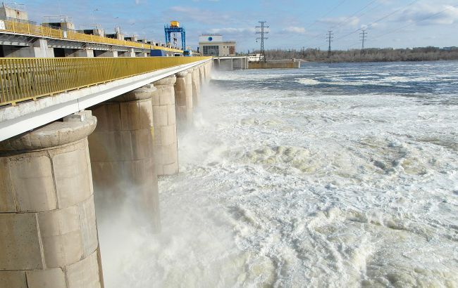 Destruction of Kakhovka dam: consequences for nearby nuclear plant and Crimea