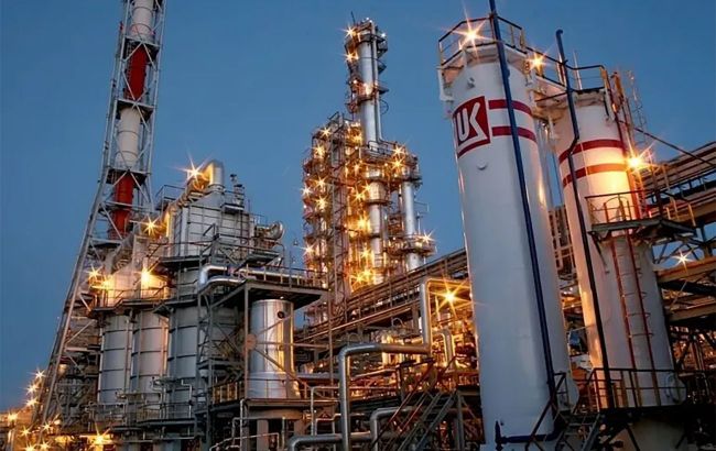 Russia's Volgograd oil refinery shuts down, giant fuel tanks burn near Yaroslavl after Ukraine's attacks