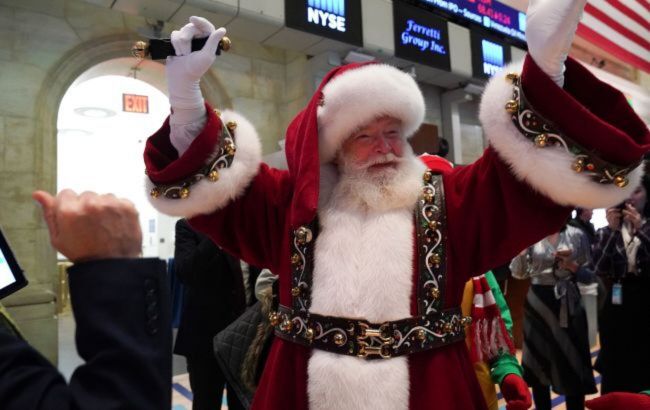 On radars for 70 years - US and Canadian militaries again track Santa's Christmas tour