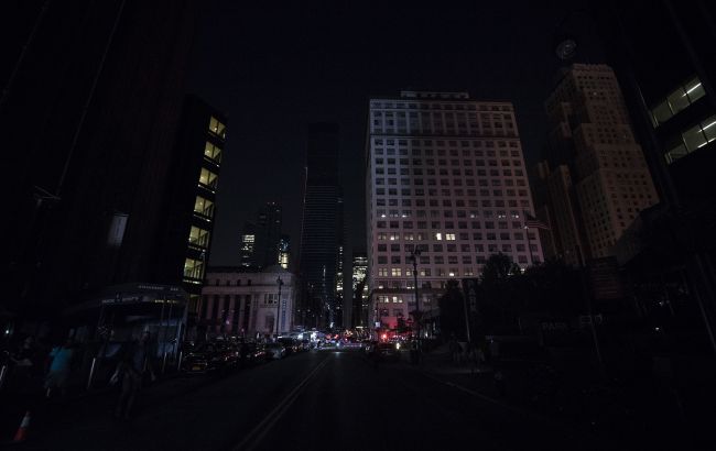 Temporary power outage hits NYC with reported smoke over Brooklyn power plant