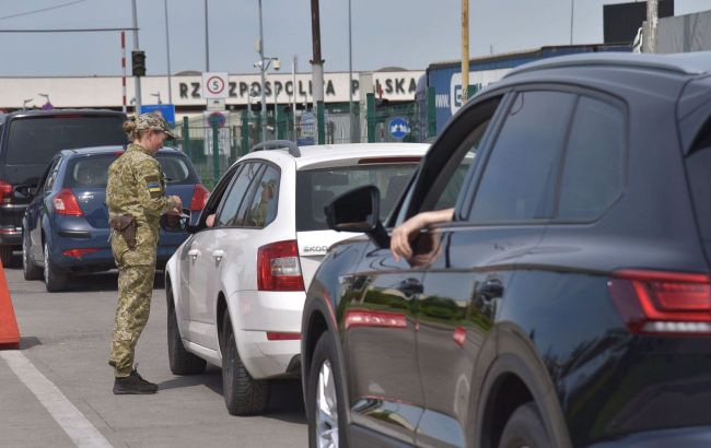 15 hour long bus lines: Flow of travelers results in extended lines at Ukraine's borders