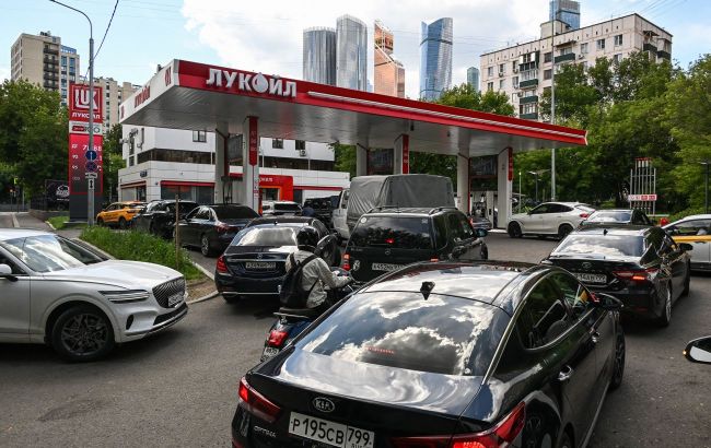 Russians fined for complaining about gasoline shortages at gas stations
