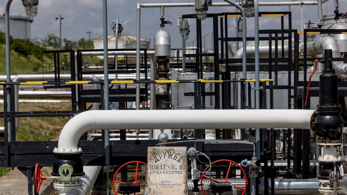 Russia&rsquo;s oil revenues fell by a third in July, Bloomberg reports