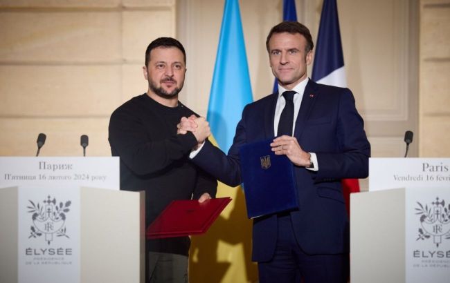 Zelenskyy signs security agreement with France