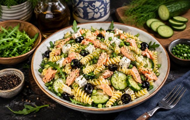 Salad that can replace full dinner: Easy pasta and salmon recipe