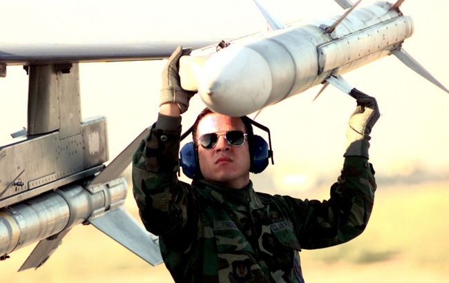 Pentagon signs contract for AMRAAM missile procurement within Ukraine aid budget