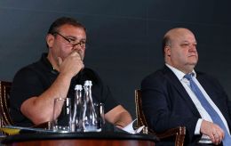 Russia turns to bot farms and blackmail to block Western aid to Ukraine – Intelligence report