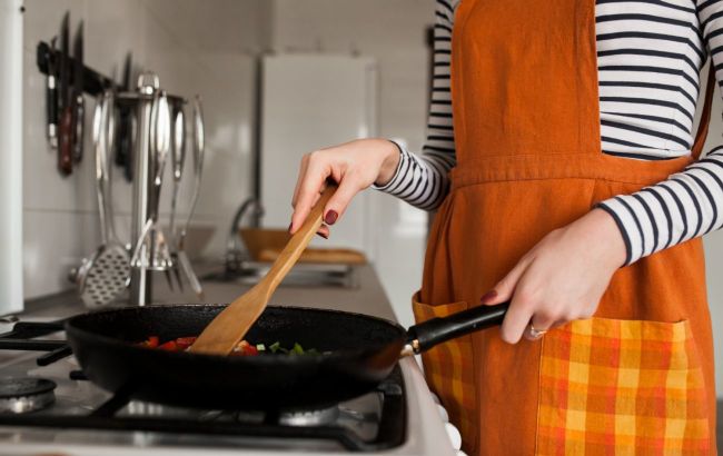 Key foods to avoid cooking in cast iron skillets