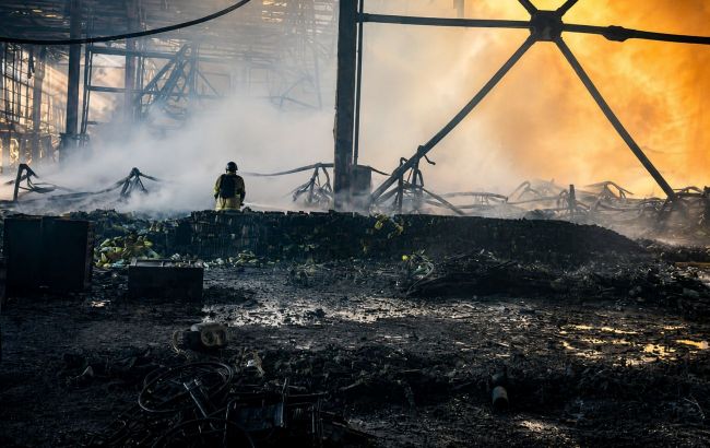 Huge explosion threat: Toxic smoke forces evacuation near Kyiv