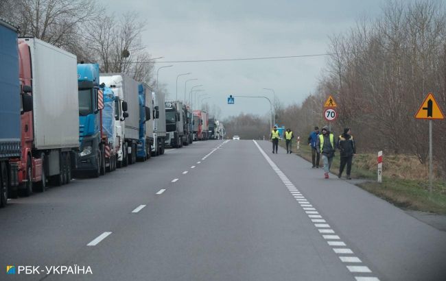 Polish farmers prepare to block checkpoint on border with Ukraine