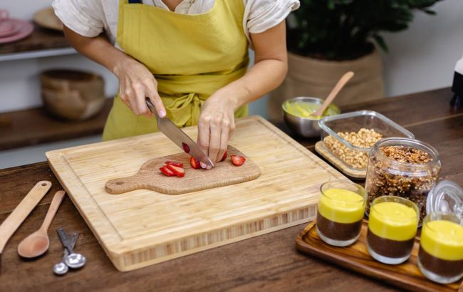 Chemist reveals number of microbes living on kitchen cutting board