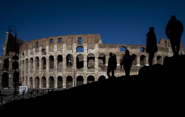 Ukrainian tourist fined up to €15,000 for painting on Italian Colosseum