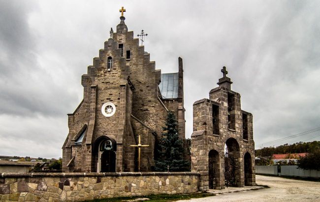 Village treasures: Ancient viaduct and spectacular church near Ternopil worth visiting