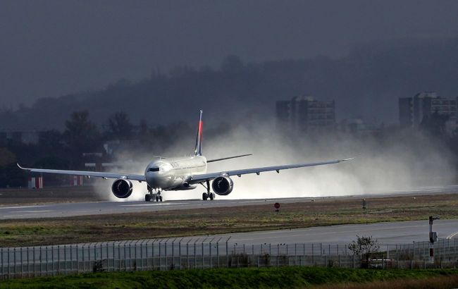 Plane returns to US airport with engine on fire (video)