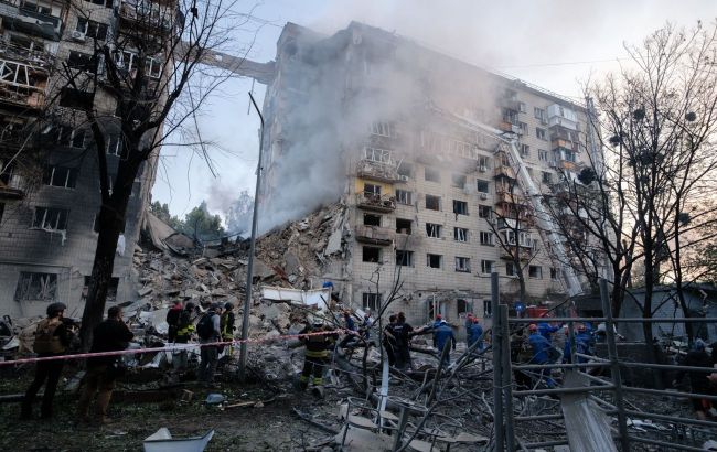 Ballistic missile slices through Kyiv high-rise – Photo report