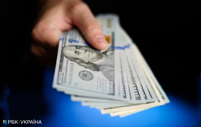 Record demand: Ukrainian banks import USD 1 billion worth of cash currency in a month