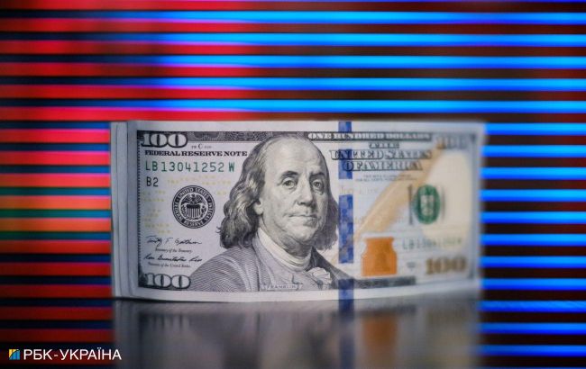 Dollar falls below psychological level on interbank market