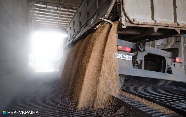 Poland threatens to impose indefinite embargo on Ukrainian grain, condition set