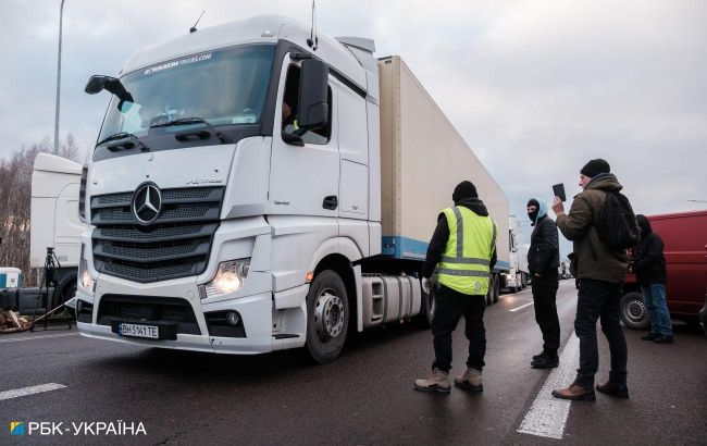 Polish farmers resume blockade of two checkpoints on border with Ukraine