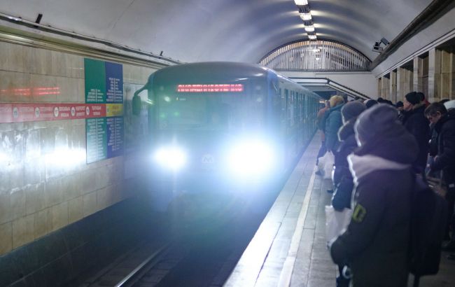 Kyiv metro overcrowded due to Russian missile attack - Photos