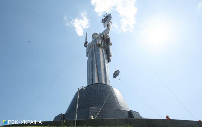 Replacing USSR coat of arms with trident on Motherland monument: Ukrainians' reaction