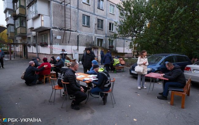 Russia strikes Kyiv: Residential building damaged, consequences revealed