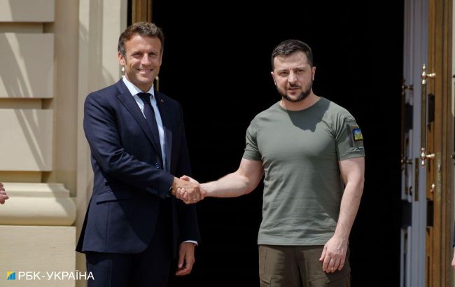 Zelenskyy arrives in Paris and meets with Macron