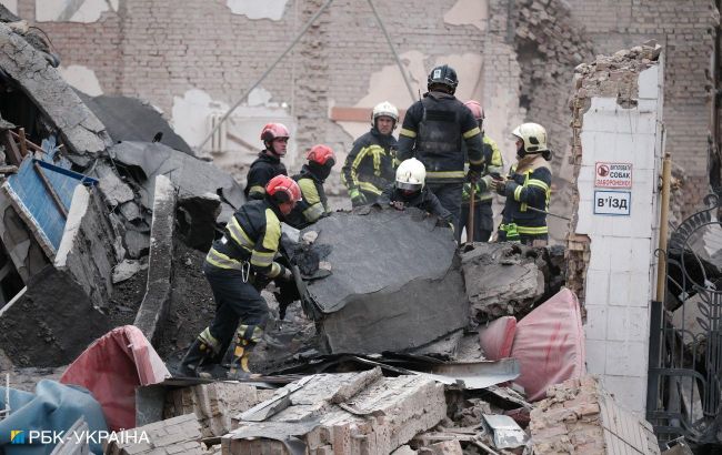 Russian strike on Kyiv aftermath: 10 injured so far, clearing rubble continues