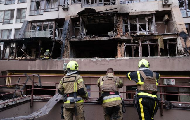 Kyiv residential complex torn apart by Russian strike - Photo report from the ground