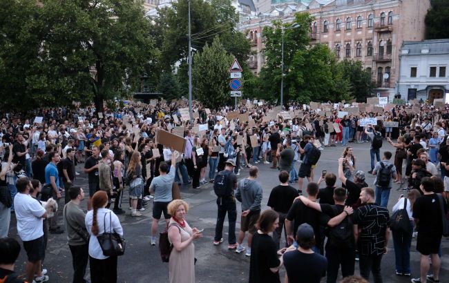 Russia forges photo from protests in Kyiv to portray participants as surrender supporters