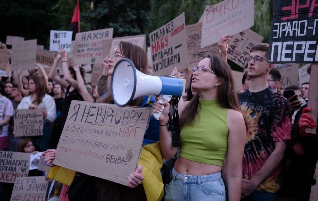 Amid protests: What's wrong with anti-corruption agencies law and Zelenskyy's solution