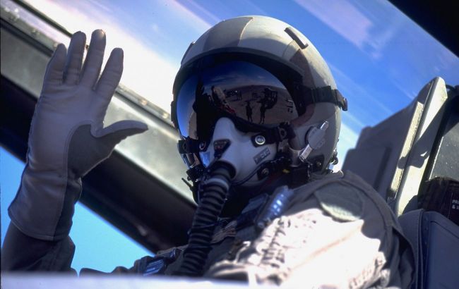 10 Ukrainian pilots complete basic F-16 training program in UK