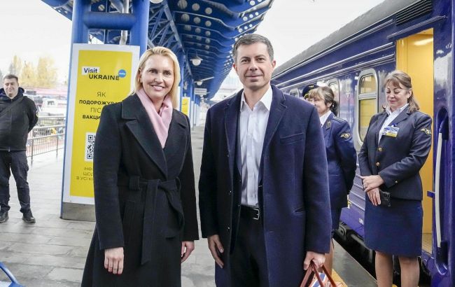 U.S. Transportation Secretary arrives in Kyiv for unannounced visit