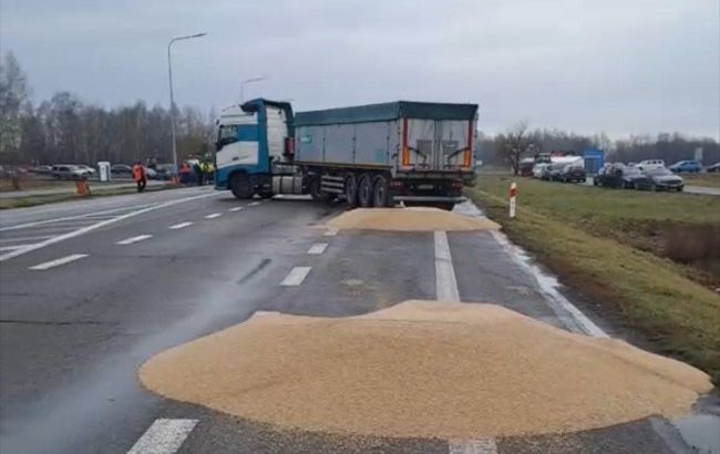 Ukraine Embassy files complaint with police against Polish farmers over spilled Ukrainian grain