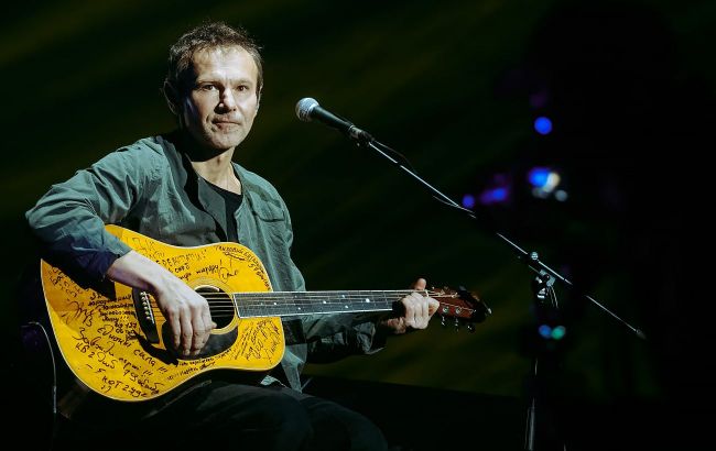 Kyiv strike: Ukrainian star Vakarchuk sings for citizens in subway station