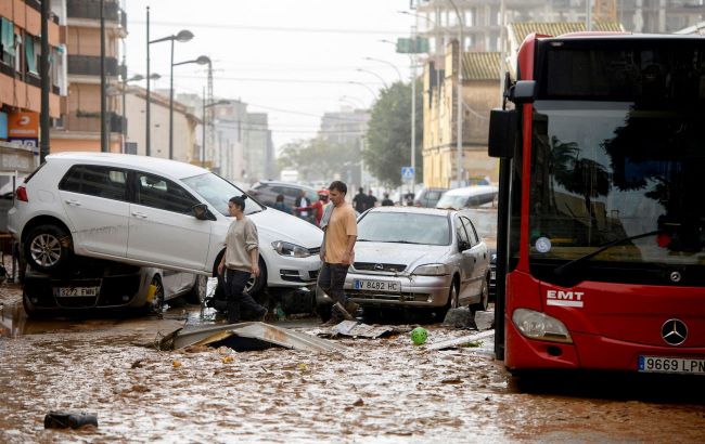 In Spain, raging crowd throws mud at monarchs in epicenter of flood