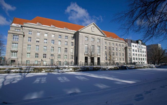 Germany's secret defense team finds weapons for Ukraine in just two weeks, FT reports
