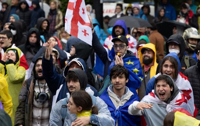 EU warns Georgian authorities of 'consequences' for crackdown on rallies and freezing EU integration