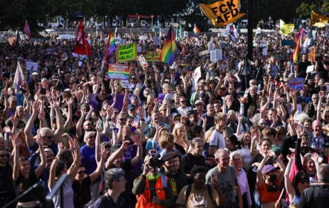 Germany sees huge turnout as 150,000 march against AfD