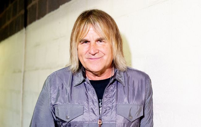 The Alarm frontman Mike Peters dies of blood cancer at 66 after iconic rock career