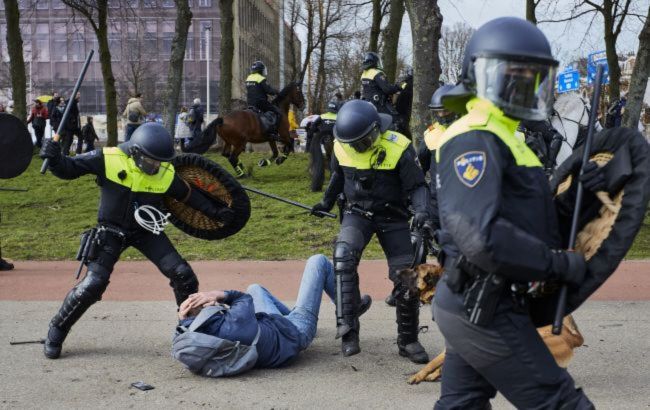 Anti-migration protests in Netherlands escalate into violent clashes with police