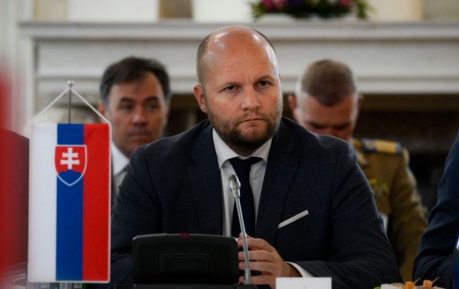 Slovak police attempt to detain ex-defense minister for aiding Ukraine