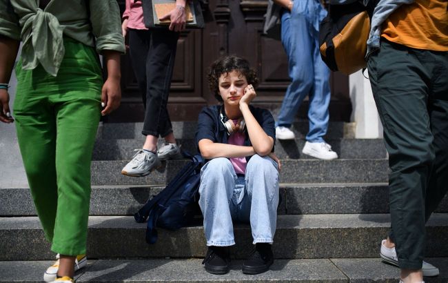 Feeling isolated among friends? Psychologist reveals reasons